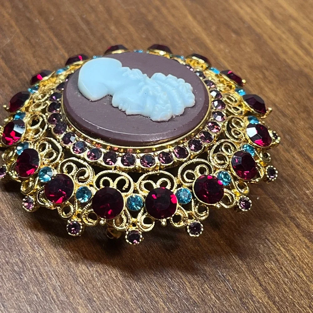 Joan Rivers Vtg Style Rhinestone Cameo Brooch Gold Tone Red Blue Purple 2.25